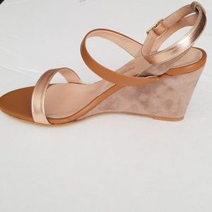 🌺FLASH SALE🌺🎉HP🎉 Suede Wedge Sandal